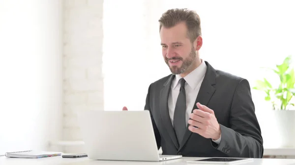 Homme Affaires Célébrant Succès Tout Utilisant Ordinateur Portable Bureau — Photo