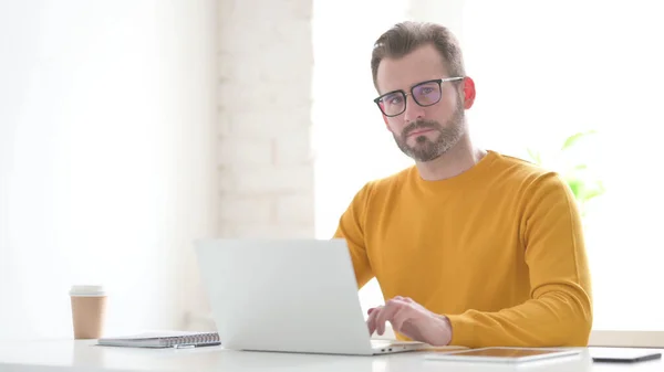 Homem Meia Idade Olhando Para Câmera Usar Laptop Escritório — Fotografia de Stock