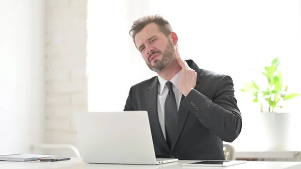 Empresário Com Dor Pescoço Usar Laptop Escritório — Fotografia de Stock