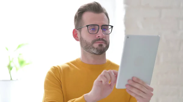 Homem Meia Idade Atraente Usando Tablet Escritório — Fotografia de Stock