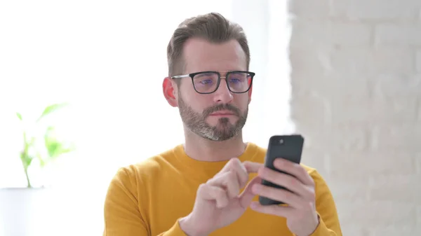 Middle Aged Man Using Smartphone — Stock Photo, Image