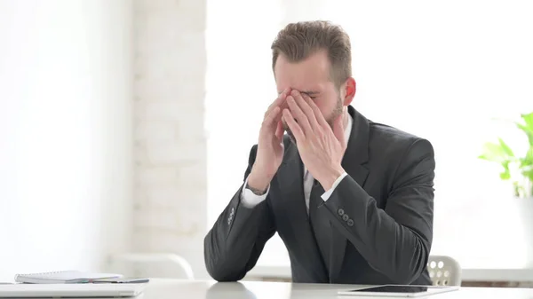 Biznesmen Czuje Się Zestresowany Siedząc Biurze — Zdjęcie stockowe