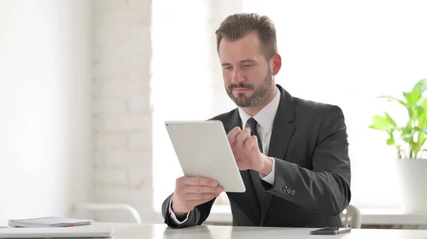 Empresario Que Usa Tablet Mientras Está Sentado Oficina —  Fotos de Stock