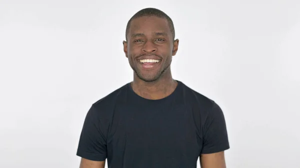 Homem Africano Sorrindo Para Câmera Fundo Branco — Fotografia de Stock