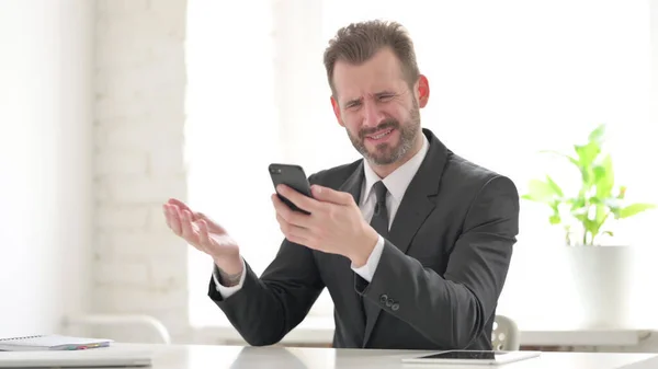 Upset Businessman Reacting Loss Smartphone — Stock Photo, Image