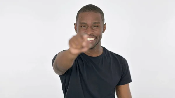 Homme Africain Pointant Vers Caméra Sur Fond Blanc — Photo