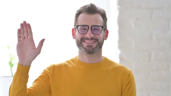 Hombre Mediana Edad Saludando Dando Bienvenida — Foto de Stock