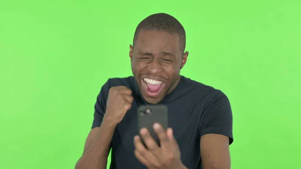 African Man Celebrating Smartphone Green Background — Stock Photo, Image