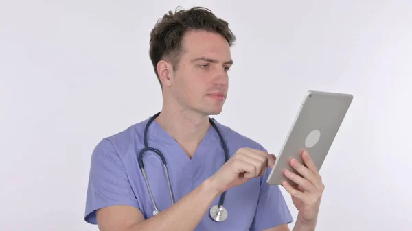 Man Doctor Segítségével Digitális Tablet Fehér Háttér — Stock Fotó