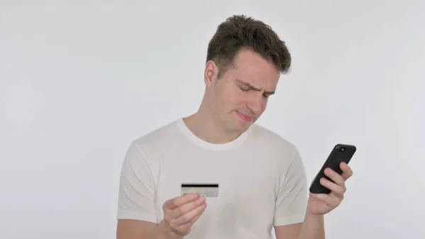 白い背景にカジュアル若い男のためのスマートフォンのオンラインショッピングの失敗 — ストック写真
