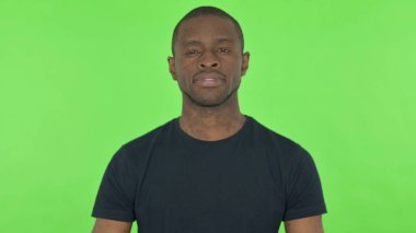 Yeşil Arkaplanda Ciddi Afrikalı Adam