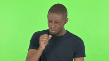 Öksüren Afrikalı Adam Yeşil Arka plan 'da kendini kötü hissediyor