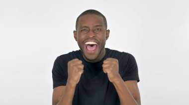 Beyaz Arkaplanda Kutlama Yapan Başarılı Afrikalı Adam