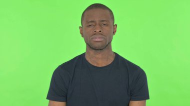 Yeşil Arkaplanda Üzgün Afrikalı Adam