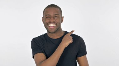 Beyaz Arkaplanda Afrikalı Adam Gösteriyor
