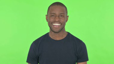 Afrikalı Adam Yeşil Arkaplanda Gülümsüyor