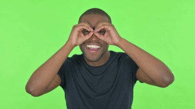 Yeşil Arkaplanda Dürbünlü Afrikalı Adam Aranıyor