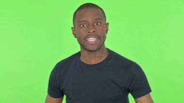 Öfkeli Afrikalı Adam Yeşil Arkaplanda Taciz Ediyor