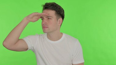 Yeşil Arkaplanda Gelişigüzel Genç Adam Arama Fırsatı