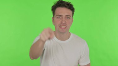 Öfkeli Gündelik Genç Adam Yeşil Arkaplanda Taciz Ediyor