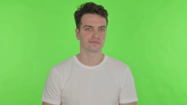 Yeşil Arkaplanda Reddedilen Gelişigüzel Genç Adam