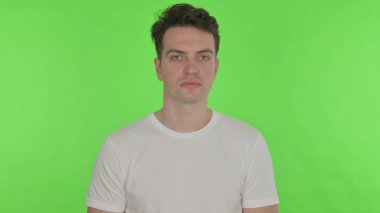 Yeşil Geçmişli Ciddi Sıradan Genç Adam