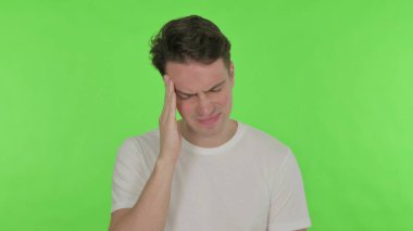 Yeşil Arkaplanda Baş Ağrısı Olan Sıradan Genç Adam