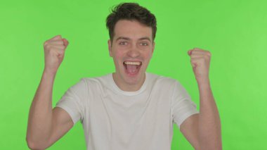 Yeşil Geçmişi Kutlayan Başarılı Gündelik Genç Adam