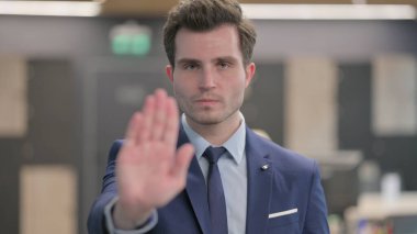 Orta Çağ İşadamı El Tarafından Dur İşareti Gösteriyor