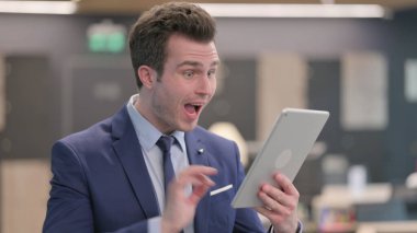 Ofisteki Tablette Kutlama yapan Orta Yaşlı İşadamı