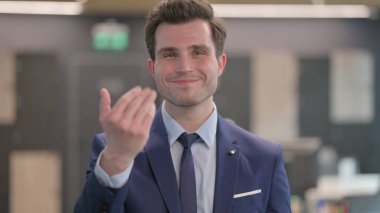 Orta Çağ İşadamı Kamerayı Gösteriyor