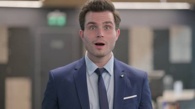 Heyecanlı Orta Çağ İş Adamı Başarı Kutlaması