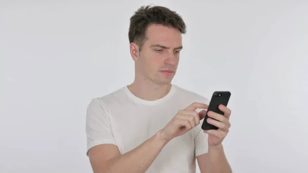Sıradan Genç Adam Beyaz Arkaplanda Akıllı Telefona Bakıyor — Stok fotoğraf