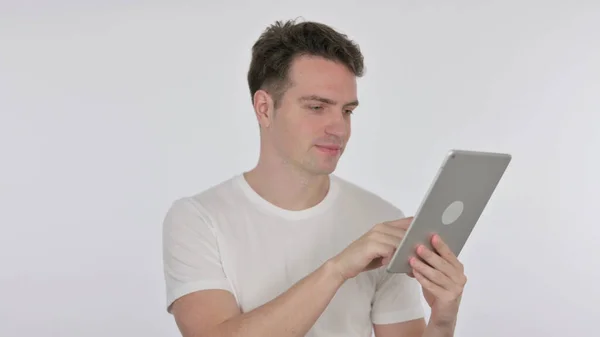 白い背景にデジタルタブレットを使用してカジュアル若い男 — ストック写真