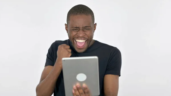 Homem Africano Comemorando Sucesso Tablet Fundo Branco — Fotografia de Stock