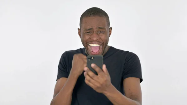 Afrikaanse Man Viert Feest Smartphone Witte Achtergrond — Stockfoto