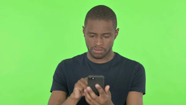 Uomo Africano Browsing Smartphone Sfondo Verde — Foto Stock