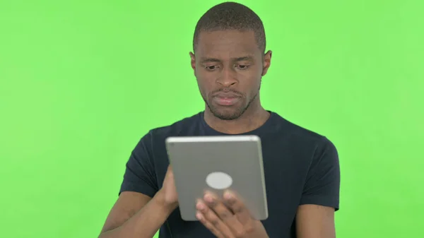 Yeşil Arkaplanda Dijital Tablet Kullanan Afrikalı Adam — Stok fotoğraf