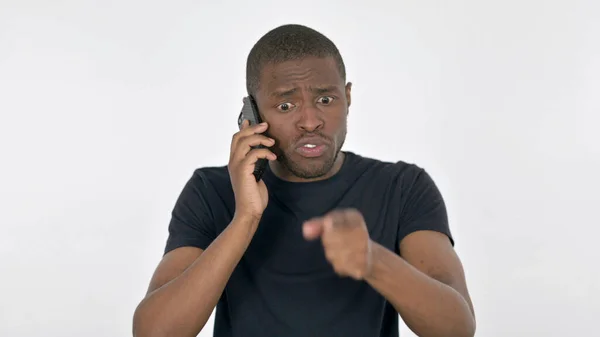 Разгневанный Афроамериканец Разговаривает Телефону Белом Фоне — стоковое фото