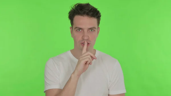 Ησυχία Παρακαλώ Casual Young Man Finger Lips Green Background — Φωτογραφία Αρχείου