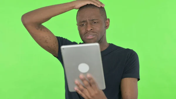 Afrikai Férfi Reagál Veszteség Tabletta Zöld Háttér — Stock Fotó