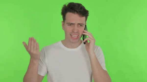 Enojado Joven Casual Hablando Por Teléfono Sobre Fondo Verde — Foto de Stock