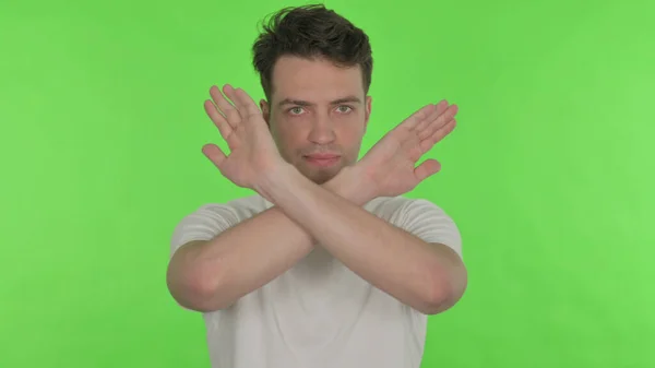 Ogillande Casual Young Man Avvisa Arm Gesture Grön Bakgrund — Stockfoto