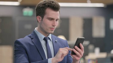 Smartphone kullanan Orta Çağ İşadamı