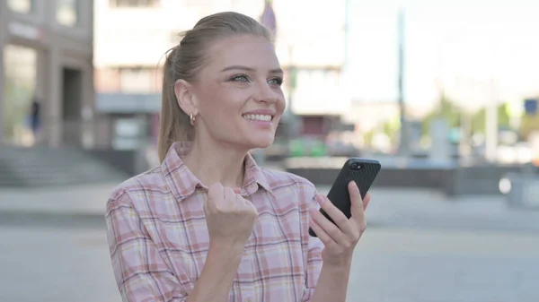 Casual Woman Celebrating Online Success Smartphone Outdoor — Foto de Stock
