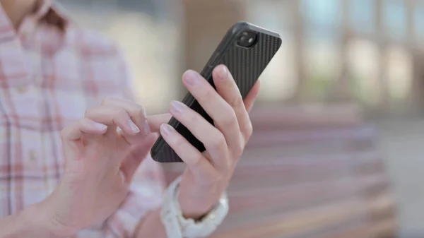 Close Casual Woman Using Smartphone While Sitting Outdoor Bench — 스톡 사진