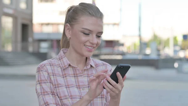 Casual Woman Browsing Internet Smartphone Outdoor — Foto de Stock