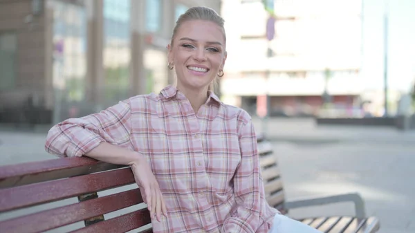 Casual Woman Smiling Camera While Sitting Bench — 图库照片