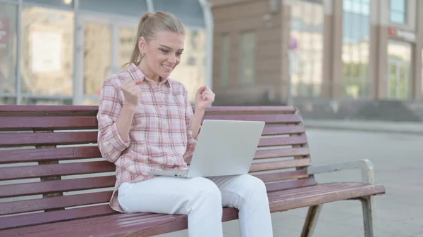 Casual Woman Celebrating Success Laptop While Sitting Outdoor Bench — Foto Stock