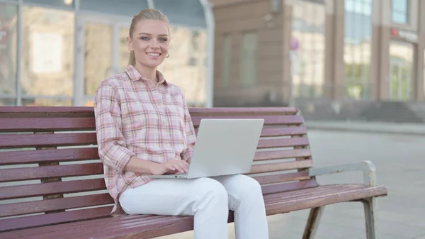 Casual Woman Laptop Smiling Camera While Sitting Outdoor Bench — Foto Stock